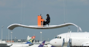  Did you mean: German pianist Stefan Aaron takes off from the Munich airport Franz-Josef-Strauss, southern Germany, on July 23, 2014, seated in front of his piano on an aluminum structure that is reminiscent of a flying carpet and attached to a helicopter. The appearance is the fourth stop on his "Orange Piano Tour " that will take him and his orange piano at exceptional locations around the world for the musician. On the 4206 meter high Alphubel in Saas-Fee, Switzerland, Stefan Aaron has played on the Great Wall and the Pulpit Rock in Norway, a natural rock platform 604 meters above the Lysefjord near Stavanger. AFP PHOTO/CHRISTOF STACHE (Photo credit should read CHRISTOF STACHE/AFP/Getty Images) ドイツのピアニストステファンアーロンが飛んでカーペットを連想させるとヘリコプターに取り付けられているアルミニウム構造に彼のピアノの前に座って2014年7月23日にミュンヘン空港フランツ・ヨーゼフ・シュトラウス、南ドイツ、から離陸します。外観は、彼＆QUOTの4番目の駅です。オレンジピアノツアー＆QUOT;それは音楽家のための世界中で非常に優れた場所で彼と彼のオレンジ色のピアノがかかります。サースフェー4206メートルの高アルプーベルで、スイス、ステファン・アーロンは、万里の長城やノルウェーの講壇ロック、604メートル近くスタヴァンゲルリーセフィヨルド上記の自然の岩のプラットフォーム上で果たしてきました。 AFPの写真/ CHRISTOF STACHE（CHRISTOF STACHE/ AFP/ゲッティイメージズお読みください写真クレジット）
